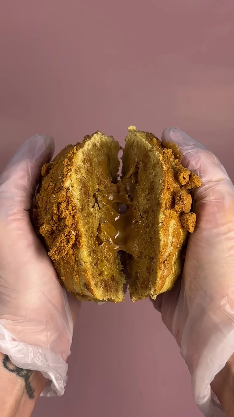 AZ Cookies deler en håndlaget Biscoff-cookie på kjøkkenet